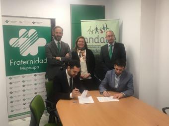 Carlos Díez, presidente de ANDADE, y Esteban Mate, subdirector general de Gestión de Fraternidad-Muprespa, firmando el convenio