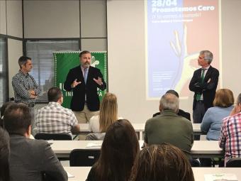 Bernardo Díaz, Coordinador de Formación del Instituto Canario de Seguridad Laboral, junto a los representantes de Fraternidad-Muprespa