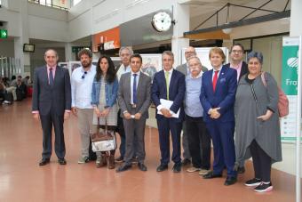 Foto de familia de los asistentes al acto de inauguración de la exposición