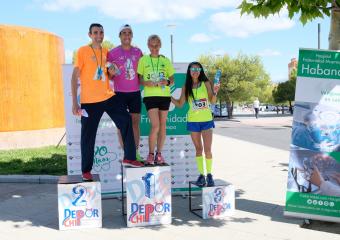 Los ganadores, sobre el podio, posando con sus diplomas
