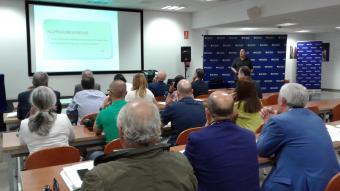 Manuel Lucas Sebastián, durante su charla, dirigiéndose a los asistentes 