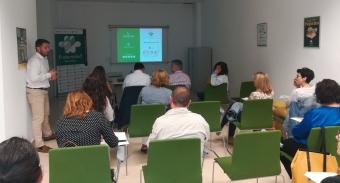 Xavier Tirado, asesor Técnico de Fraternidad-Muprespa en Castellón, explicando los pasos para la tramitación de la prestación