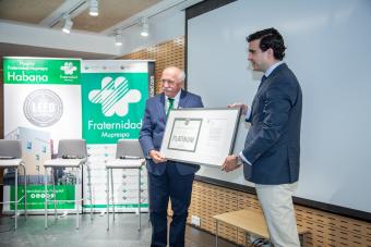 Carlos Aranda sostiene la placa y el diploma LEED Platino, junto al arquitecto Jorque Orondo