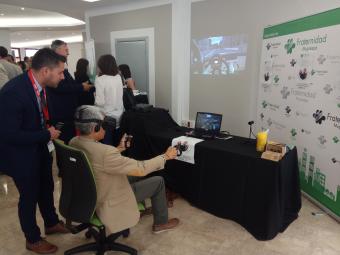 Carlos Maya, junto a un visitante que quiso conocer la experiencia virtual de conducción