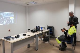 En el taller los trabajadores simulan conducir en circunstancias adversas