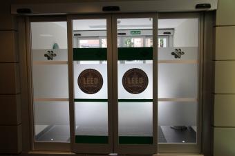 En las puertas de la entrada principal del Hospital se han colocado unas réplicas de la placa acreditativa