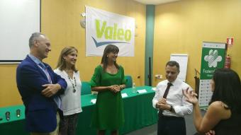 Natalia Fdez. Laviada, junto a directivos de la empresa Valeo