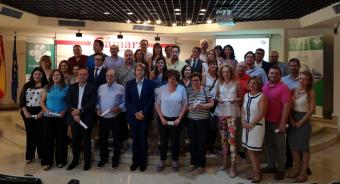 Foto de grupo de los representantes institucionales presentes en el acto, junto a los responsables de las empresas reconocidas 