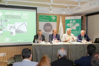 Los ponentes, en el Salón de Actos, durante la Junta General