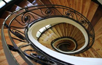 La escalera de caracol del interior de la sede de la Mutua, en la Plaza de Cánovas del Castillo 