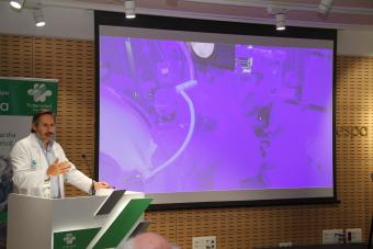 El doctor Alvaro Minuesa, explicando la operación que se vió en el salón de actos 