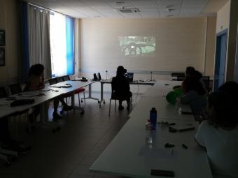 El equipo de realidad virtual inmersiva simula la conducción en condiciones adversas