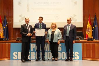 En el centro, Manuel Porrúa recogiendo el diploma, junto a Ana Isabel Lima, secretaria de Estado de Servicios Sociales  