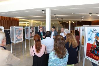 Imagen de los asistentes ante los carteles 