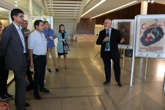 Miguel Ángel Quesada, durante el recorrido explicativo por la muestra de carteles 