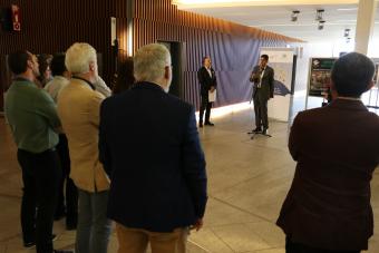 Momento de la presentación a cargo de Alfredo Menéndez, catedrático de Historia de la Ciencia de la Universidad de Granada