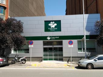 Se encuentra en el Carrer Balmes 1 