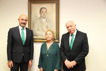 Antero Fernández de la Mela, Cristina Zaldívar y Carlos Aranda, ante el retrato que preside la Sala de Juntas de Fraternidad-Muprespa