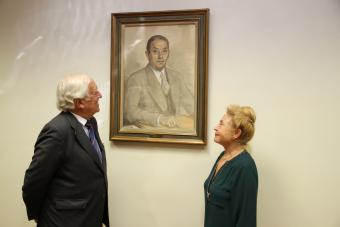 Carlos Espinosa de los Monteros y Cristina Zaldívar, ante el retrato del fundador de la Mutua 