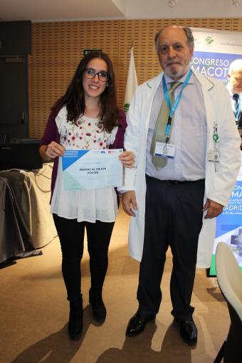 Doctor Hevia, junto a una de las autoras del poster ganador en el Congreso