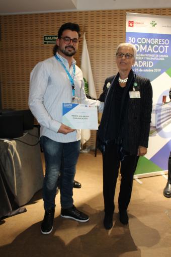 Doctora Elena López, gerente del Hospital Fraternidad-Muprespa Habana, junto a uno de los autores de la comunicación ganadora del Congreso