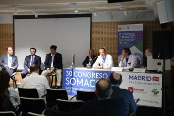 Doctores Espiniella, a la izquierda, y Díez y Minuesa, en la mesa, con bata blanca