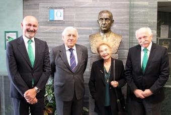 El busto de Escolástico Zaldívar preside la entrada a la sede de la Mutua