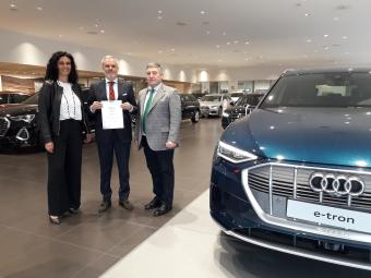 Fernando Casado y Olga Boyero con el representante de Helmántica