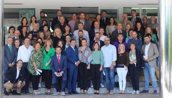 Foto de familia de los asistentes al acto