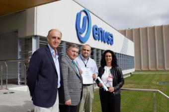 Foto de familia de los representantes de Enusa y los de Fraternidad-Muprespa, ante la sede de la empresa.jpg