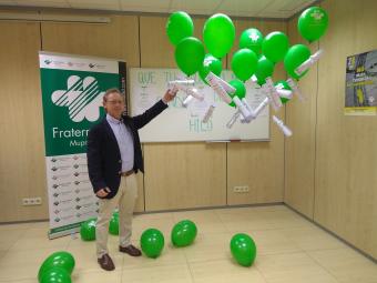 José Luis Fernández Medina, técnico de Prevención de la Mutua, junto a los diplomas