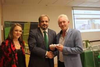 Momento de la entrega de uno de los diplomas bonus