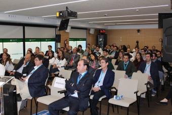 Salón de actos durante una de las mesas