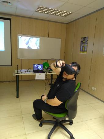Un participante, con las gafas de realidad virtual