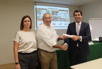 Uno de los representantes de las empresas reconocidas, recibiendo su diploma