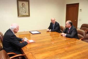 Aranda, Masoliver y De Cos, tras el acto de entrega del certificado