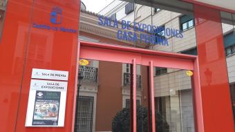 Fachada de Casa Perona, anunciando la exposición