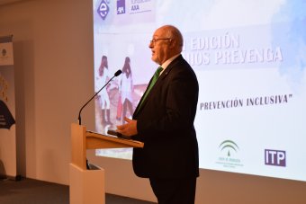 Miguel Ángel Quesada fue el encargado de recibir el premio de manos de la Presidenta de Prevenga