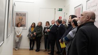 Miguel Ángel Quesada, director de Comunicación de la Mutua, guió a los asistentes por la sala explicando las características de los carteles 