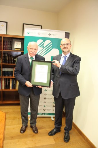 Carlos Aranda y Manuel Romero, con la certificación