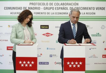 Díaz Ayuso y Alfaya, rubricando el acuerdo 