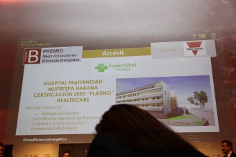 El proyecto del Hospital Fraternidad-Muprespa Habana, proyectado en la pantalla de la sala