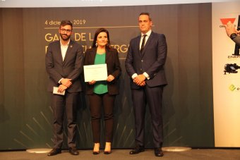 Elena Iglesias, posando con los dos patrocinadores del acto que le entregaron el premio
