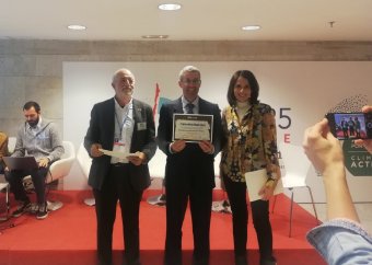 Pedro Serrera, subdirector de la Mutua, recibiendo el diploma
