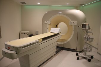 Cando un paciente require estar illado e ten que facerse unha proba diagnóstica, tómanse precaucións especiais 