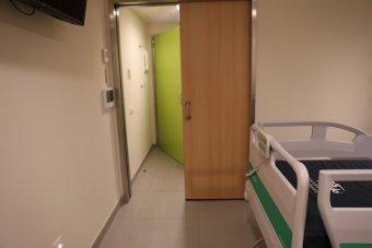 O sistema de porta de dobre esclusa favorece o illamento dos pacientes que o requiren