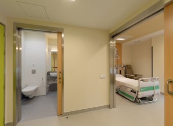 Os cuartos de illamento tamén preveñen o contaxio por gotas ou por vía aérea