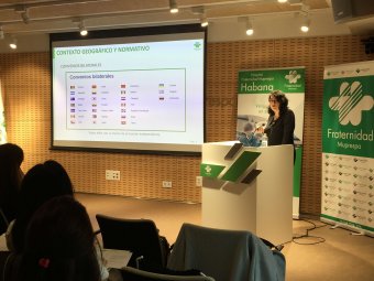 Almudena Vilas, directora da delegación de Fraternidad-Muprespa Tres Cantos falando sobre convenios bilaterais e multilaterais.