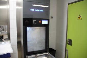 A lavadora-desinfectadora, que elimina a materia orgánica na unidade, é semellante a unha lavalouza doméstica 