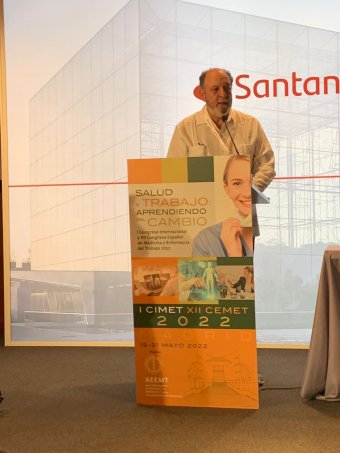 Dr. Hevia durante su exposición